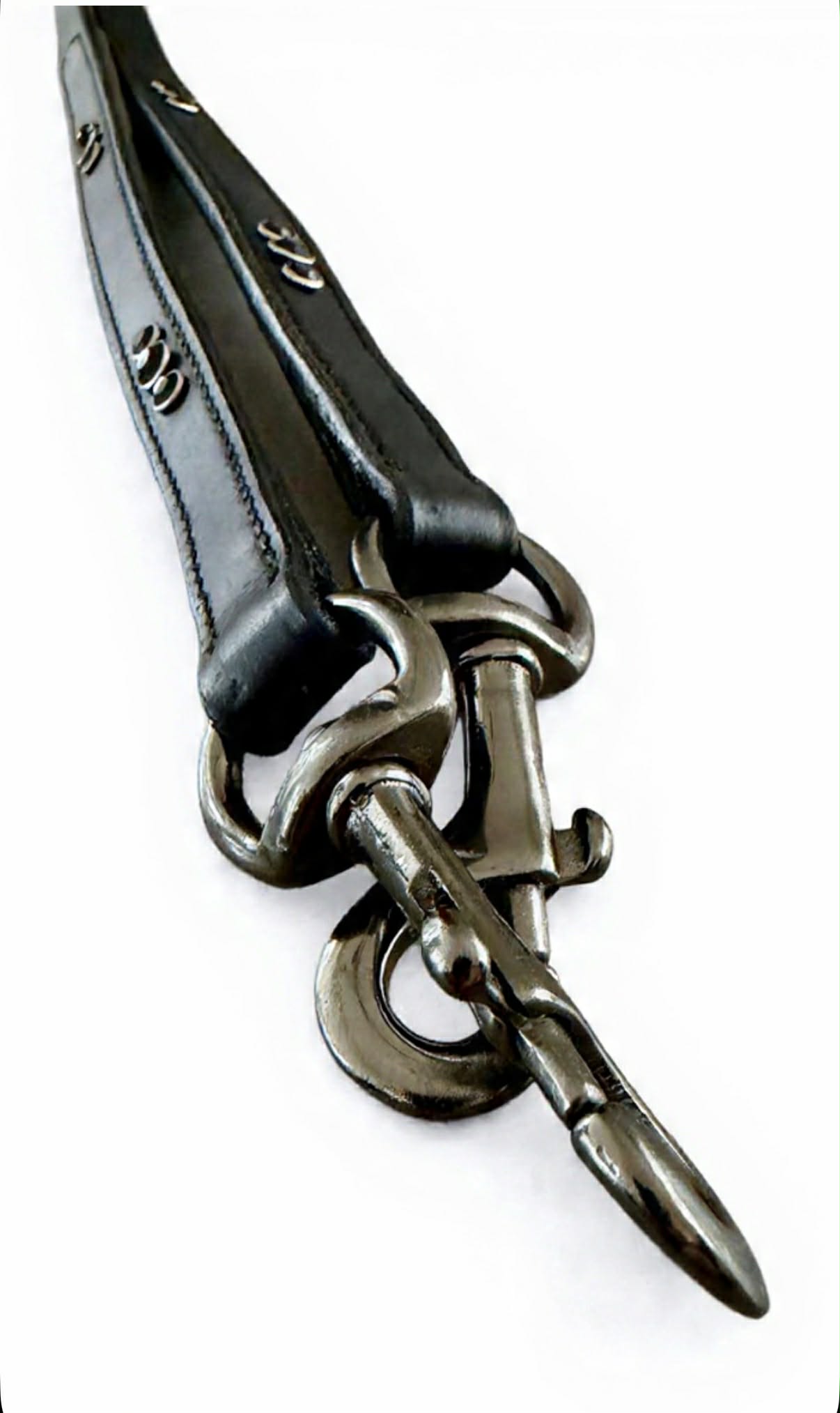 Lædertøjler med sorte sten