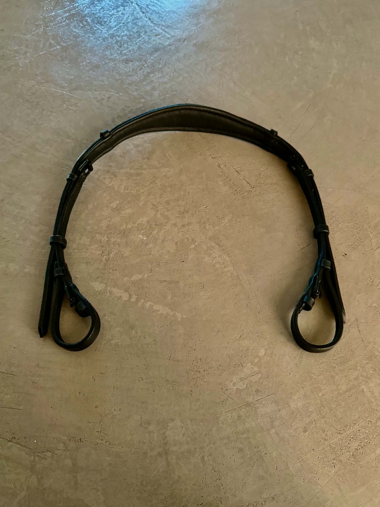 I.S.Design - Anatomisk nakkerem med enkelt strop og sorte spænder