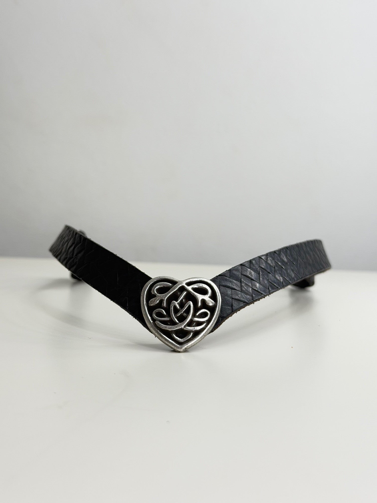 Sort pandebånd med vedhæng