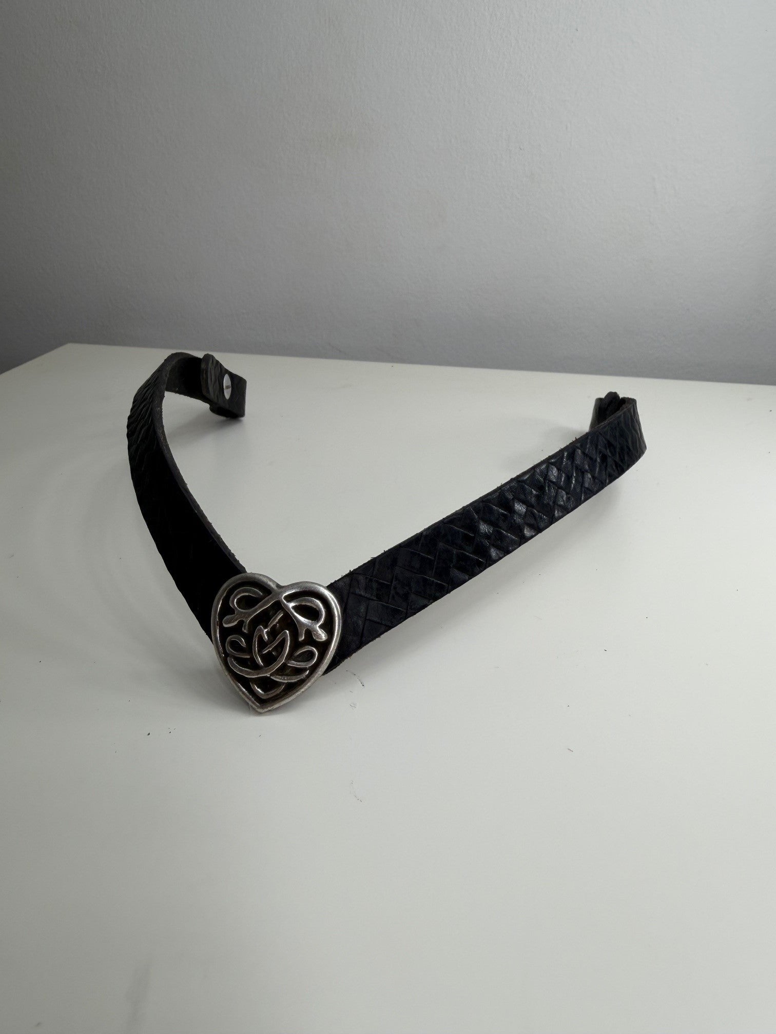 Sort pandebånd med vedhæng